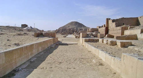 Дорога для процессий к пирамиде фараона Униса. Вид на восточную сторону.
