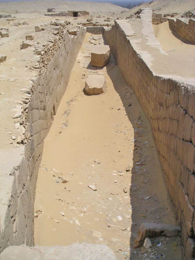 Дорога для процессий к пирамиде фараона Униса. Углубление для ритуальной ладьи.