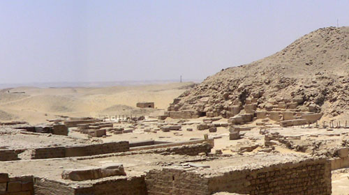 Пирамида фараона Униса. Вид на восточную сторону. Видны развалины заупокойного храма.