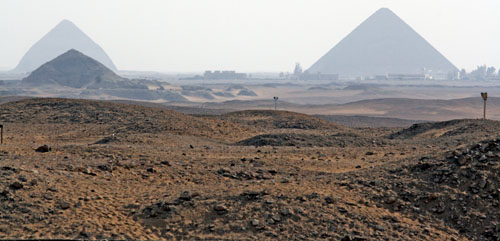 Пирамида фараона Пепи II слева на переднем плане.