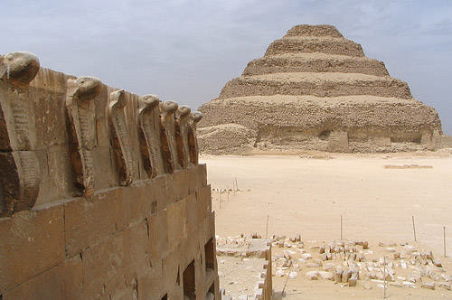 Вид на южную сторону пирамиды Джосера. Погребальный комплекс.