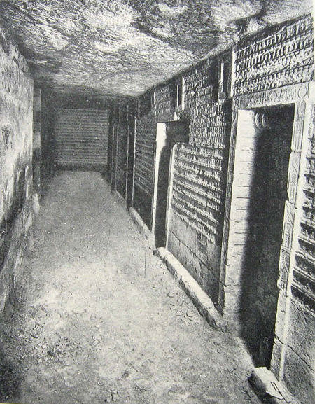 Подземный коридор и вход в помещения пирамиды Джосера.