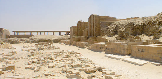 Вид с севера на западную сторону двора хеб - сед пирамиды фараона Джосера.