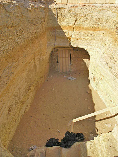 Саисский вход в подземную часть пирамиды фараона Джосера.