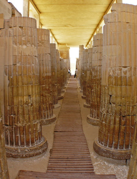 Входные контрфорсы с колоннами. Комплекс пирамиды Джосера.