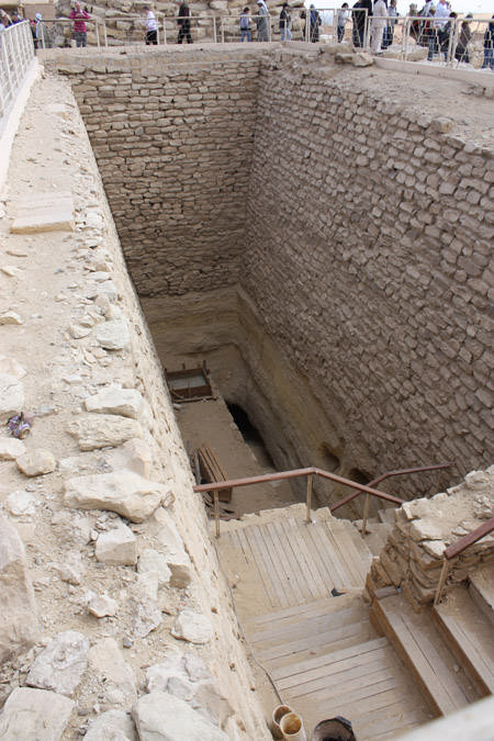 Вход в южную пирамиду комплекса Джосера.