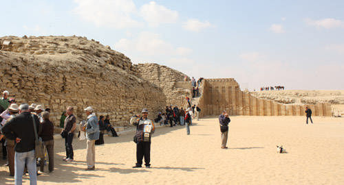 Вход во внутренний двор комплекса пирамиды Джосера.
