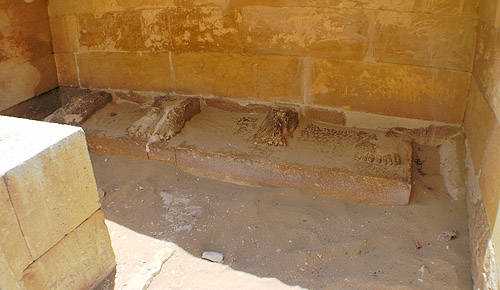 Остатки статуй на северном конце двора хеб- сед. Погребальный комплекс Джосера.