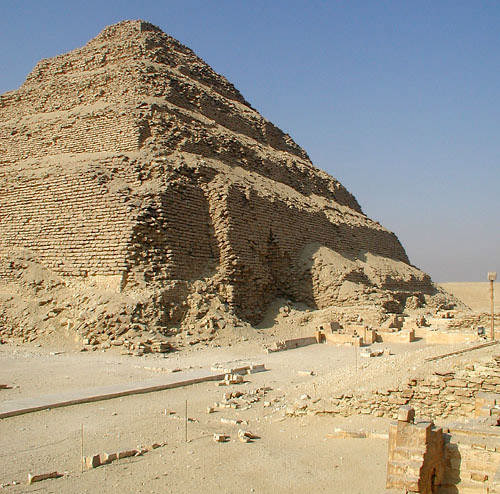 Вид на северную сторону ступенчатой пирамиды Джосера. Двор- сердаб фараона.