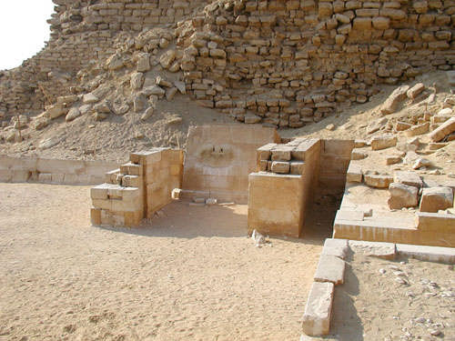 Закрытая молельня у северо - восточного края пирамиды Джосера.