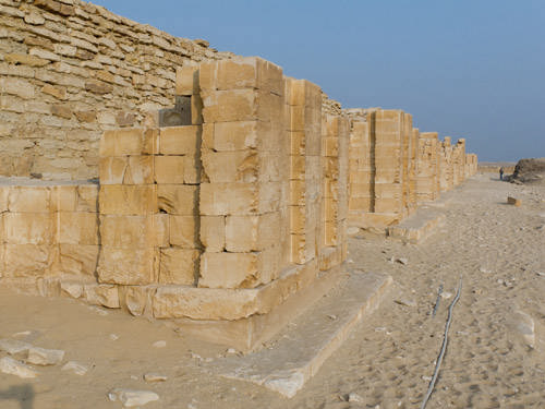 Южная часть внешней стены пирамиды Джосера. Погребальный комплекс.
