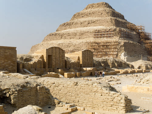 Приделы на западной стороне двора Юбилеев со сводчатой крышей. Комплекс пирамиды Джосера.