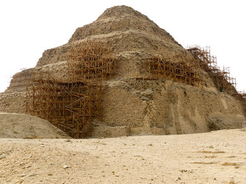 Северо- восточный угол ступенчатой пирамиды Джосера. Саккара.