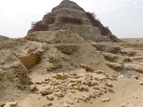 Вид на ступенчатую пирамиду с северо- востока. Комплекс пирамиды Джосера.