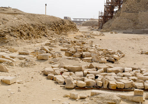 Дорога вдоль восточной стороны пирамиды Джосера. Погребальный комплекс.