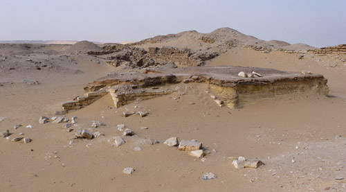 Вид на восток от алтаря погребального комплекса ступенчатой пирамиды Джосера.