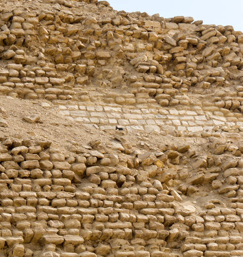 Расчищенный кусок кладки западной стороны пирамиды Джосера.