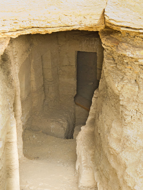 Вход в гробницы с западной стороны пирамиды Джосера.