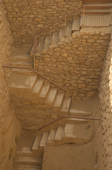 Лестница, ведущая во вспомогательную пирамиду. Фараон Джосер. Погребальный комплекс.