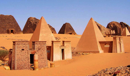 Северные пирамиды Мероэ 25, 26 и 27.