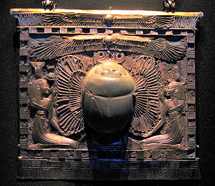 Пластина со скарабеем, Исидой и Нефтидой. Гробница Тутанхамона.