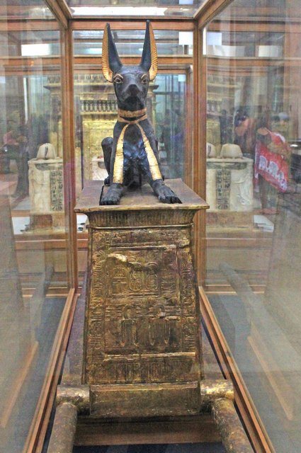 Статуя Анубиса на переносной молельне. Вид спереди. Гробница Тутанхамона.