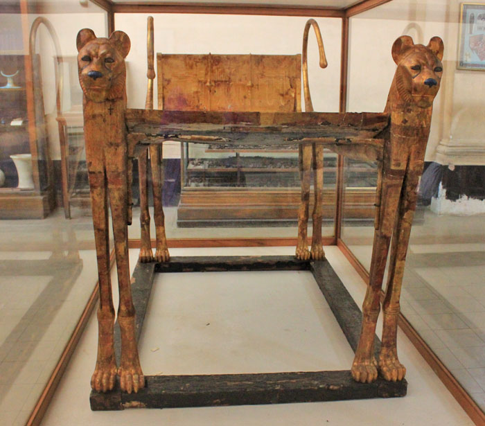 Погребальное ложе со скульптурными головами львов. Тутанхамона