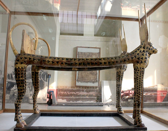 Погребальное ложе с боковыми сторонами в форме коровы. Вид сбоку. Гробница Тутанхамона.