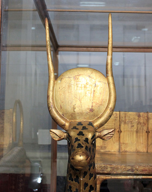 Голова священной коровы. Погребальное ложе Тутанхамона.