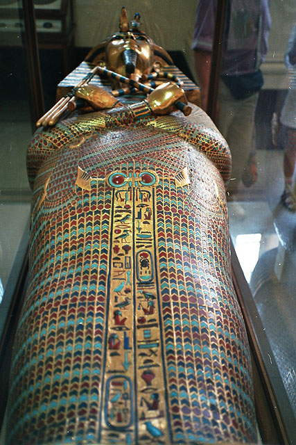 Второй антропоидный саркофаг Тутанхамона. Вид со стороны ног. Каирский музей.