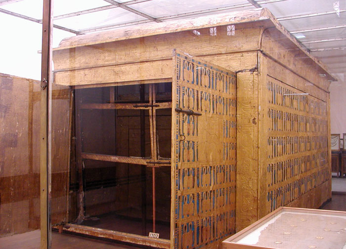Первый ковчег фараона Тутанхамона с раскрытыми дверцами.