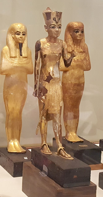 Статуя фараона Тутанхамона в красной короне.