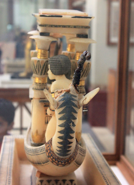 Сосуд в форме бассейна с лодкой и молельней. Вид 4. Гробница Тутанхамона.